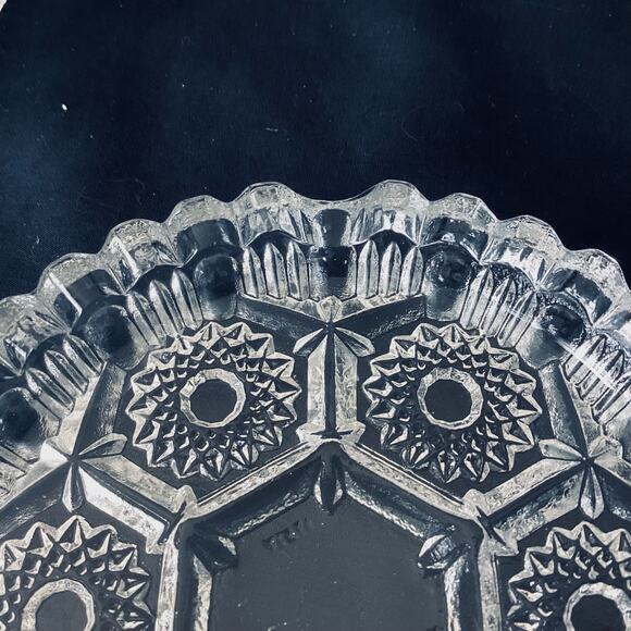 Vintage Pressed Glass Sunburst Pair of Ashtrays - Picture 3 of 4